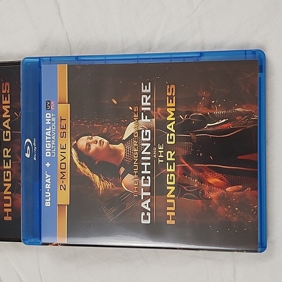 2 Movie Set Hunger Games and Catching Fire - Picture 2 of 8